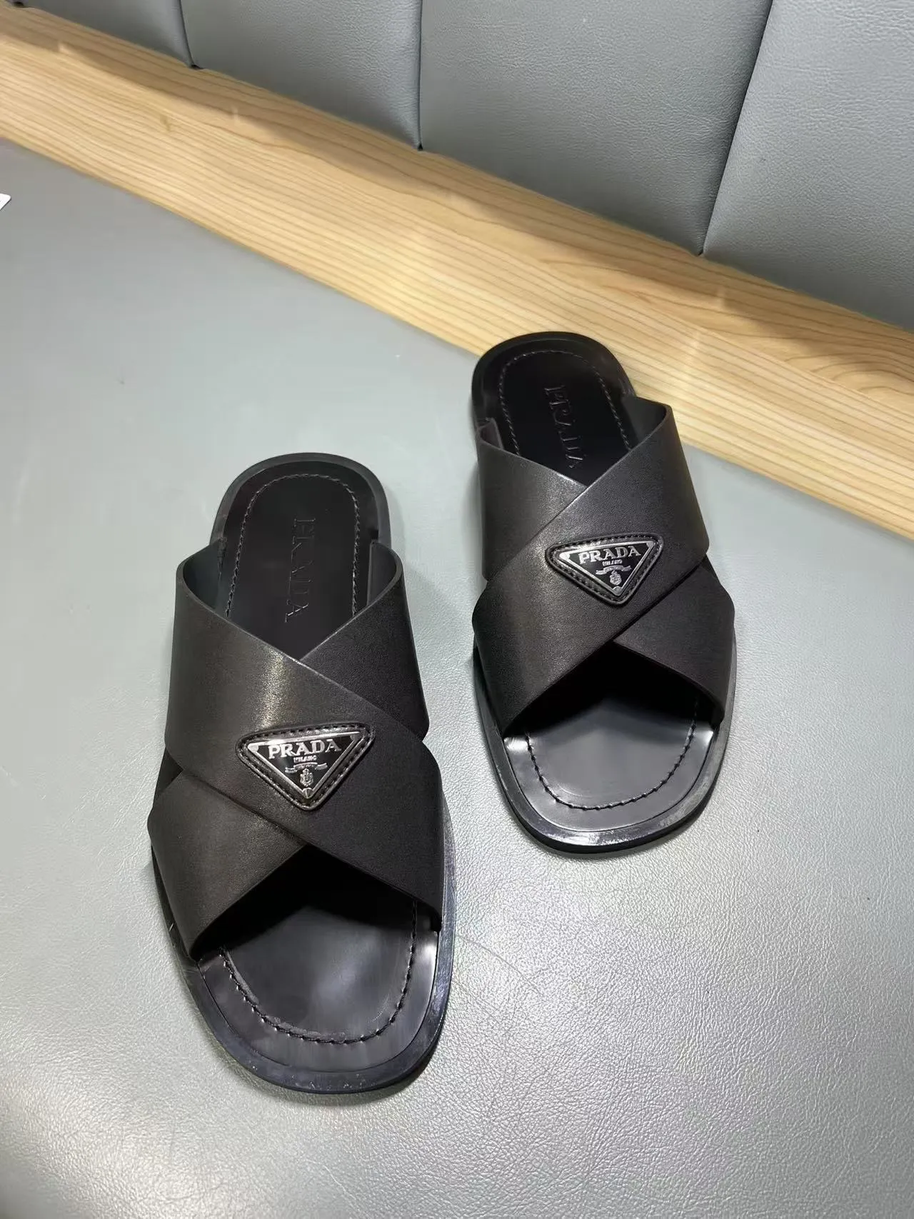 340💰PRADA Prada’s latest slippers are synchronized with the official website. This slipper is made of the brand’s unique and iconic Saffiano leather. The brand logo jumps out from the double straps, and the brand style is clearly visible. Cowhide gives men elegant charm and functional design, making it an ideal choice for vacation and leisure. Size:38-45